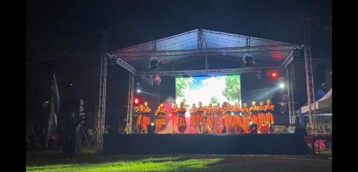 Justice Youth Choir Fakultas Hukum Universitas Katolik Santo Thomas tampil di malam pagelaran FKIP Fiesta
